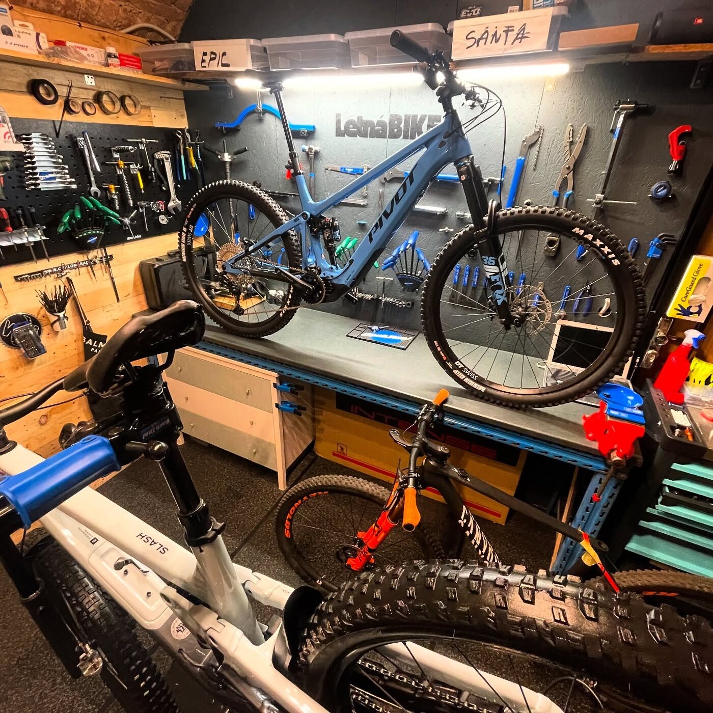 Detail servisovaného kola v dílně Letná Bike